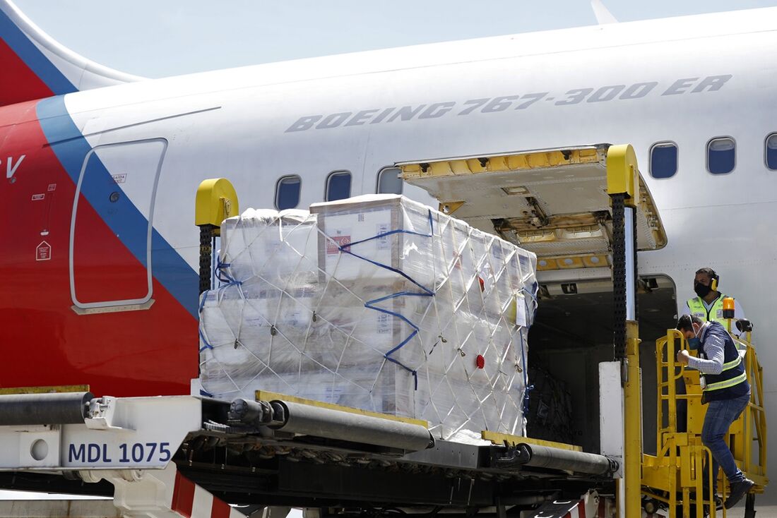 Transporte aéreo de cargas: vantagens e desvantagens