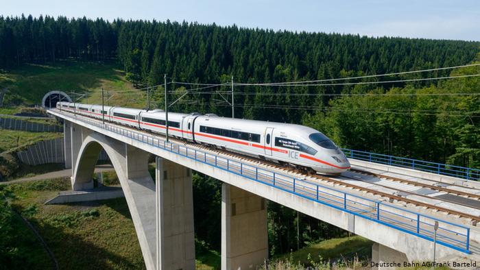 Trem de alta velocidade cruzando um viaduto na linha Berlim–Munique, na Alemanha