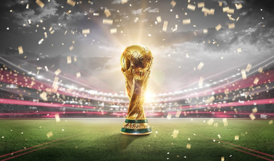Taça da Copa do Mundo de futebol em um estádio, sob confetes dourados