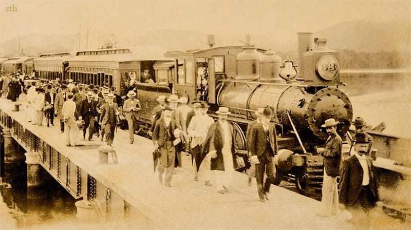 Locomotiva a vapor e passageiros em foto antiga da Estrada de Ferro Mauá, primeira ferrovia brasileira